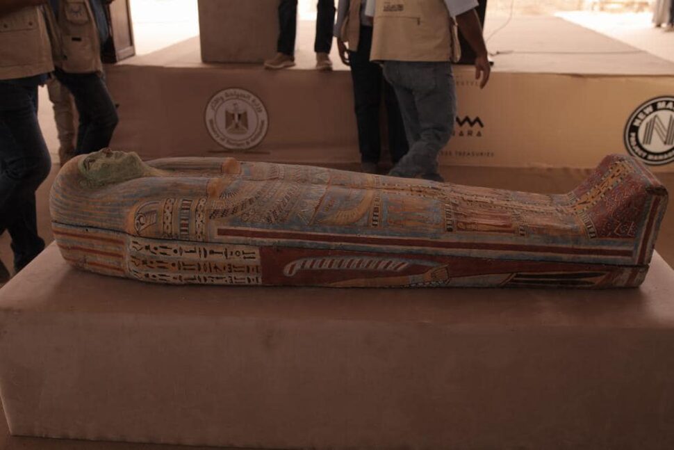 sarcófago encontrado em saqqara próximo às oficinas de mumificação