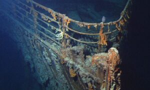 Submarino desaparece com turistas para iam ver destroços do Titanic