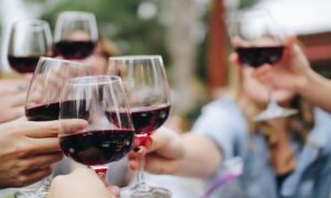 Pessoas extrovertidas preferem vinhos mais ácidos, mostra estudo