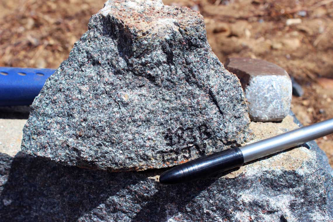 Amostra de rocha submetida à ultra-alta pressão, coletada ao sul de Irauçuba, onde se identificou coesita. 
