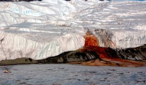 fotografia da cachoeira de sangue na geleira taylor