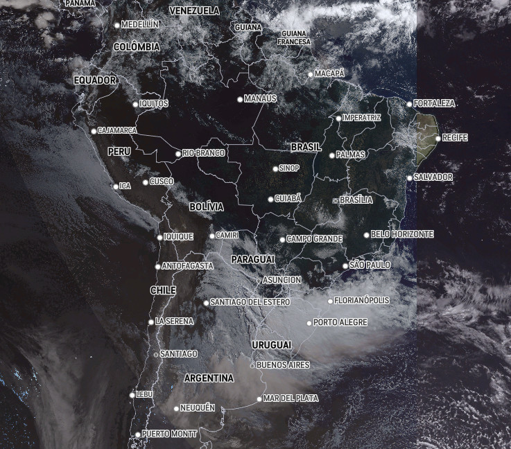 Cobertura de nuvens sobre o Brasil na manhã desta quarta-feira (12).