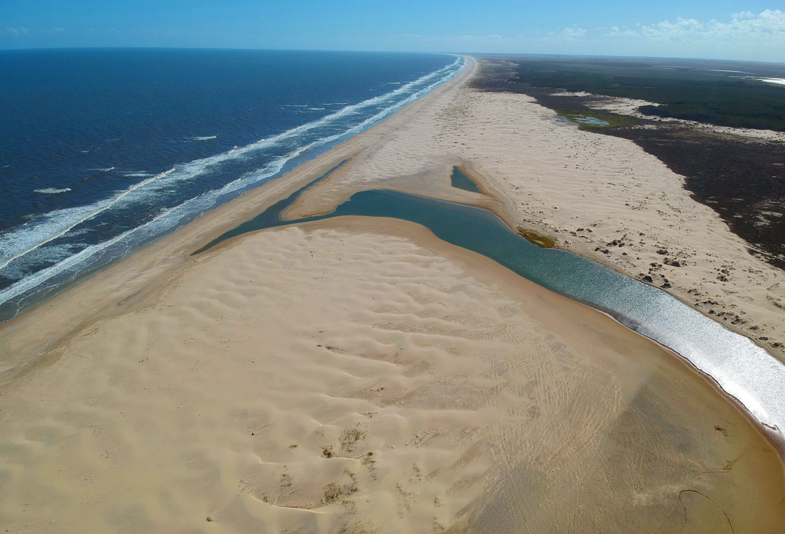 Barra da lagoa do Estreito, em São José do Norte, RS, vista por drone