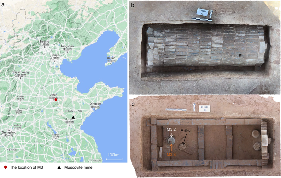 imagem da localização da tumba em Jinan; fotografia da tumba vista de cima e fotografia da tumba com o kit de maquiagem dentro