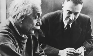 Oppenheimer, líder do desenvolvimento da bomba atômica, com o físico Albert Einstein