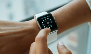 Apple deve usar tela microLED no Apple Watch Ultra apenas em 2026
