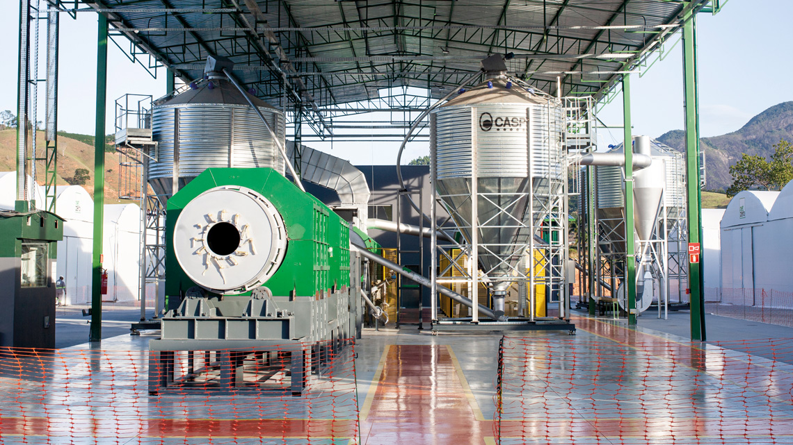 Fábrica de biocarvão da NetZero em Lajinha, Minas Gerais, feito com palha de café