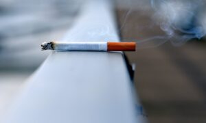 Começar a fumar antes dos 20 anos dificulta em 30% as chances de parar