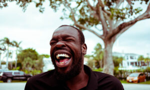 Rir é o melhor remédio: cientistas descobrem relação entre riso e saúde do coração