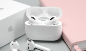 Não é só o iPhone 15: Apple também deve lançar AirPods com USB-C
