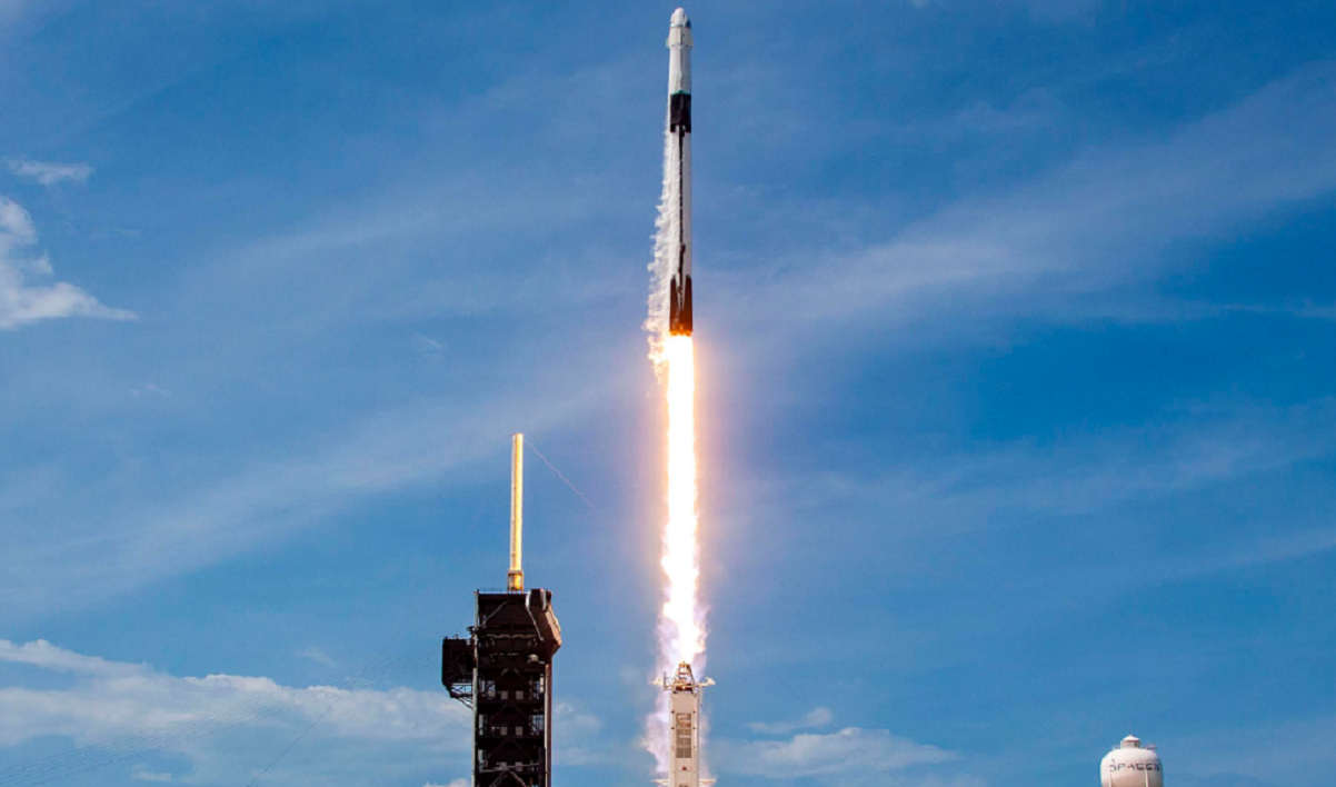 fotografia de um foguete falcon 9, da space x, decolando
