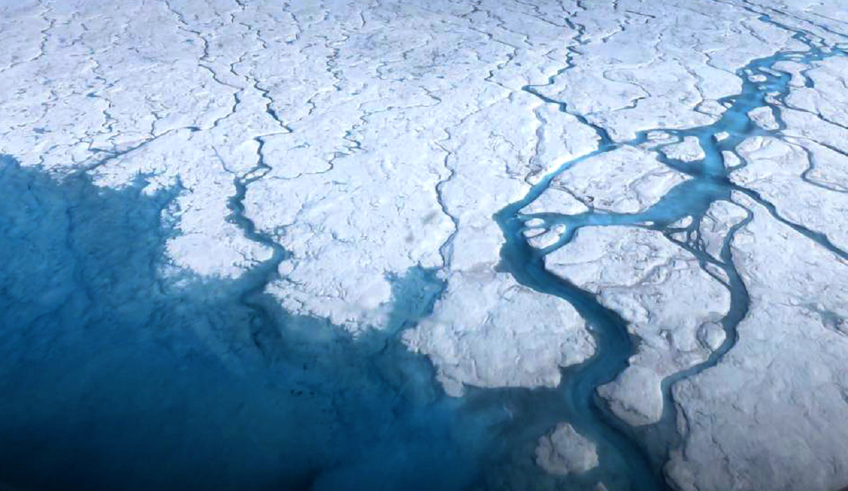 imagem aérea que mostra o derretimento de gelo na Groenlândia