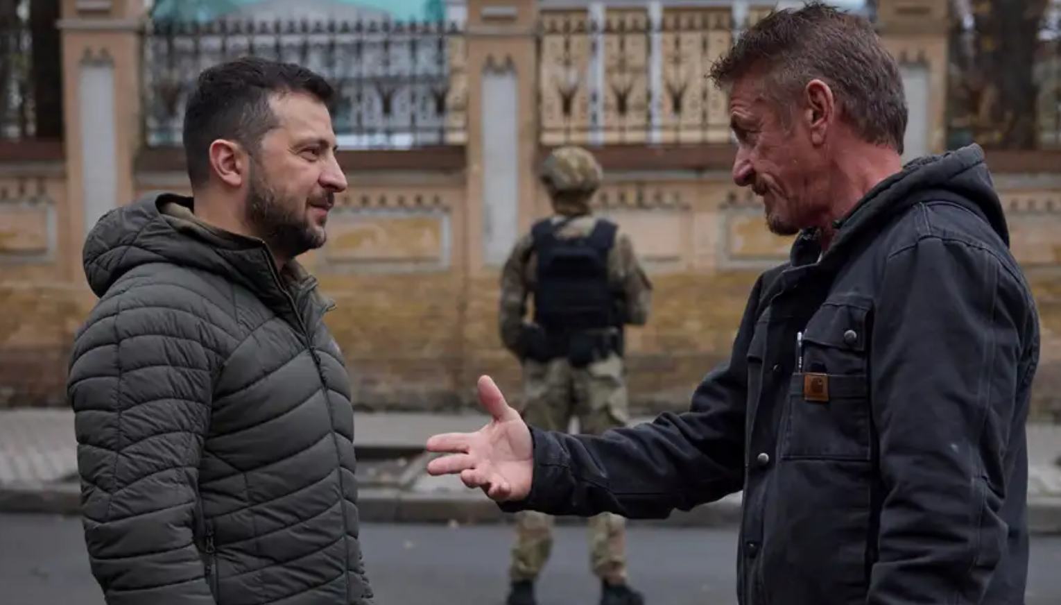 O presidente da Ucrânia e o ator Sean Penn se encontram após as filmagens do documentário "Superpower", sobre a guerra no país.