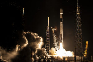 SpaceX lança mais 22 satélites da Starlink, aumentando a frota para mais de 5 mil.