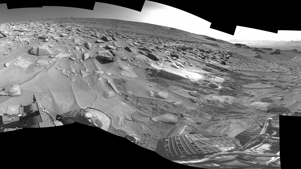 Vista da íngreme subida do rover Curiosity, em Marte