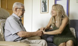 Cuidadores de pacientes com Alzheimer precisam de atenção e proteção
