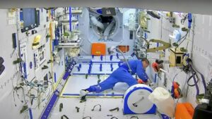 astronautas chineses fazem faxina no espaço