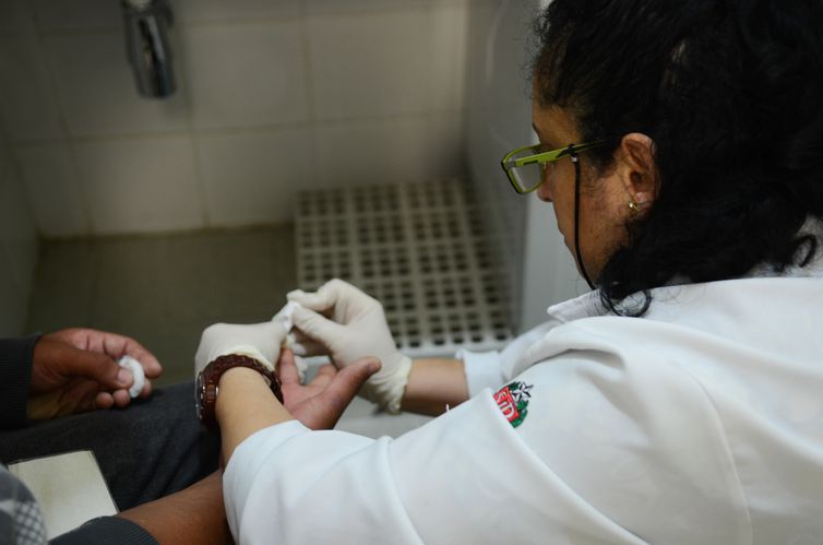 Teste para diagnóstico de hepatite B - Rovena Rosa/Arquivo/Agência Brasil