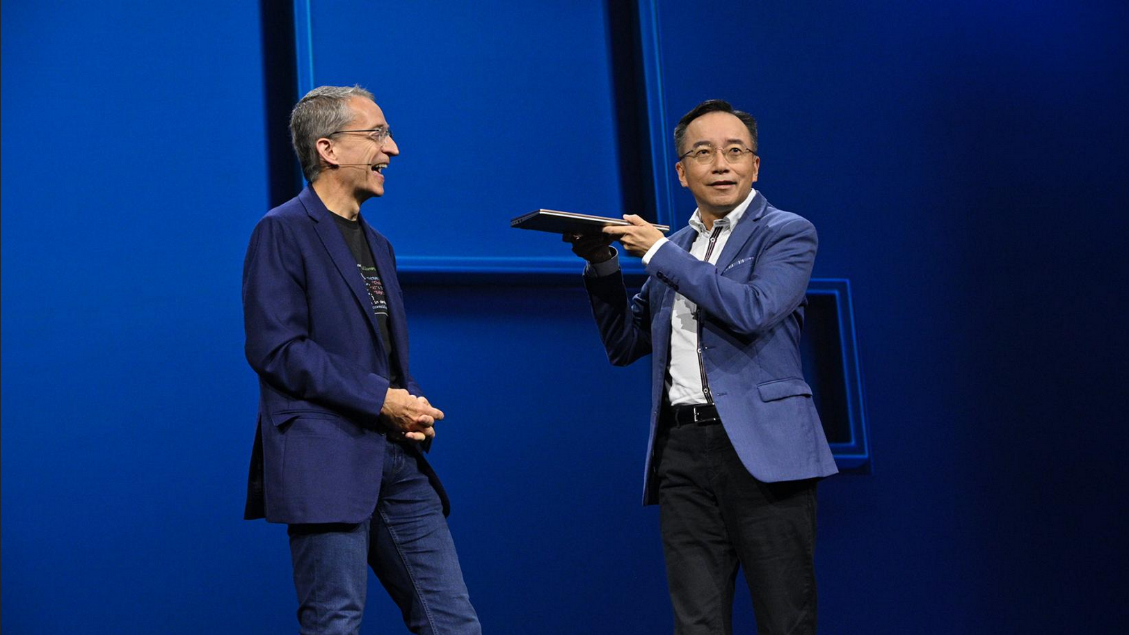 Pat Gelsinger y el director ejecutivo de Acer, Jerry Kao, con una computadora portátil Acer equipada con el nuevo procesador Intel.
