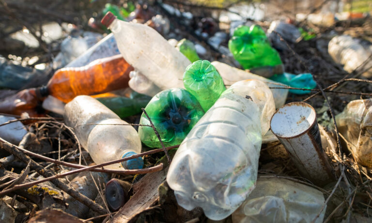 Produtos feitos de falso plástico biodegradável são vendidos em supermercados do país