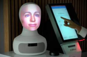 Robô recepcionista com rosto humanoide e ChatGPT