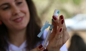 Vacinação brasileira é modelo para o mundo, mas enfrenta desafios