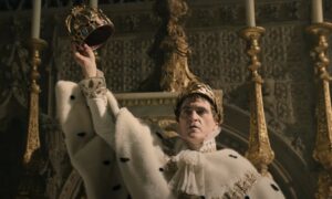 Joaquin Phoenix coroa a si mesmo em novo trailer “Napoleão”; assista