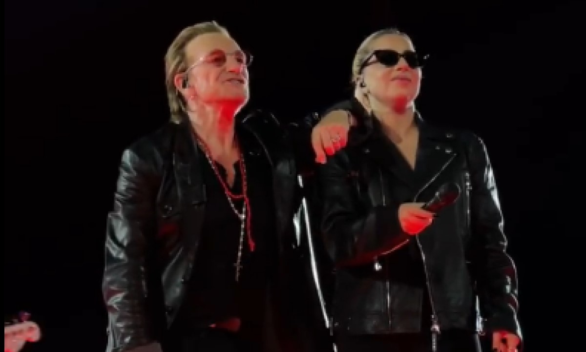 Bono Vox, líder do U2, e Lady gaga durante show em Las Vegas