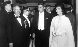 O ex-presidente John F. Kennedy e a primeira-dama Jacqueline Kennedy chegam ao Arsenal da Guarda Nacional para o baile de posse do presidente Kennedy, Washington, em 1961.