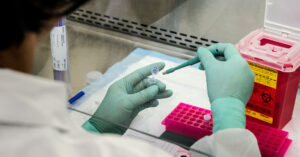 Tecnologia mRNA, do Nobel, está impulsionando pesquisa de tratamentos; veja quais