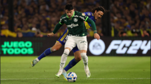 Imagem mostrando jogador do Palmeiras e jogador do Boca Juniors disputando bola durante o confronto de ida da semifinal da Libertadores.