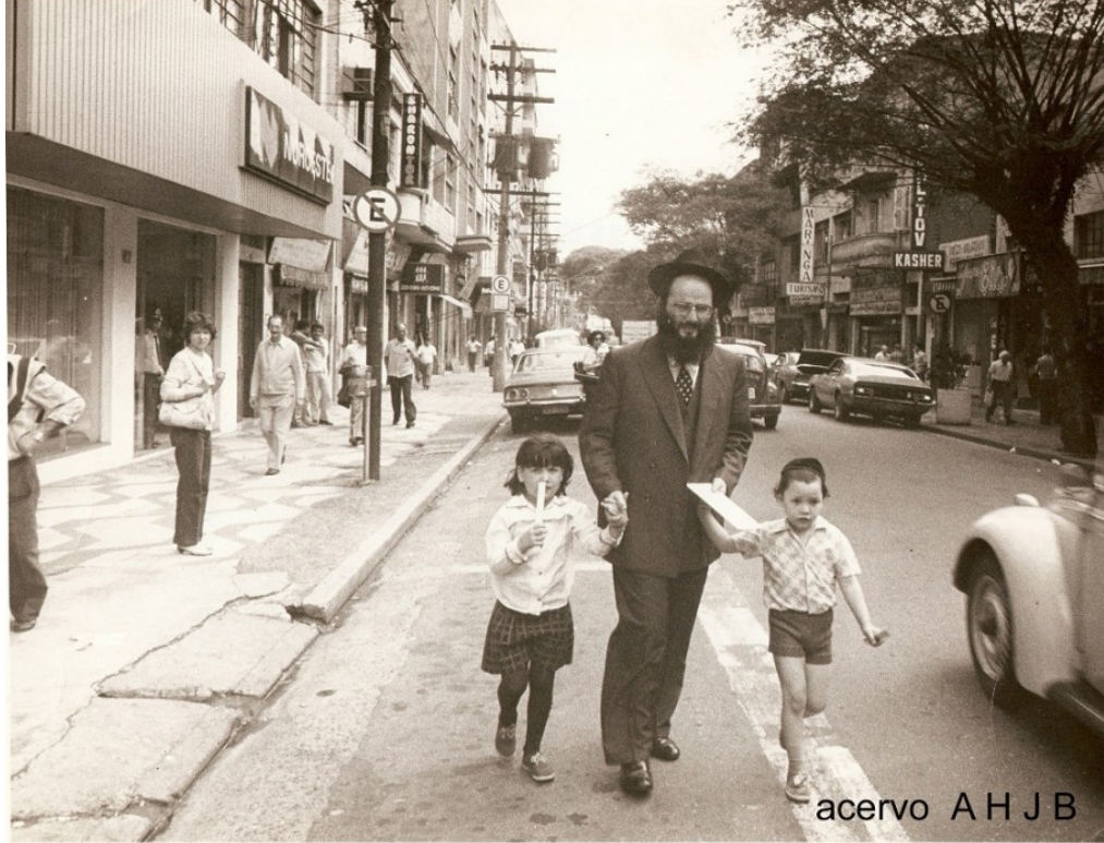 Imagem mostra judeus caminhando pela Rua da Graça, em São Paulo.