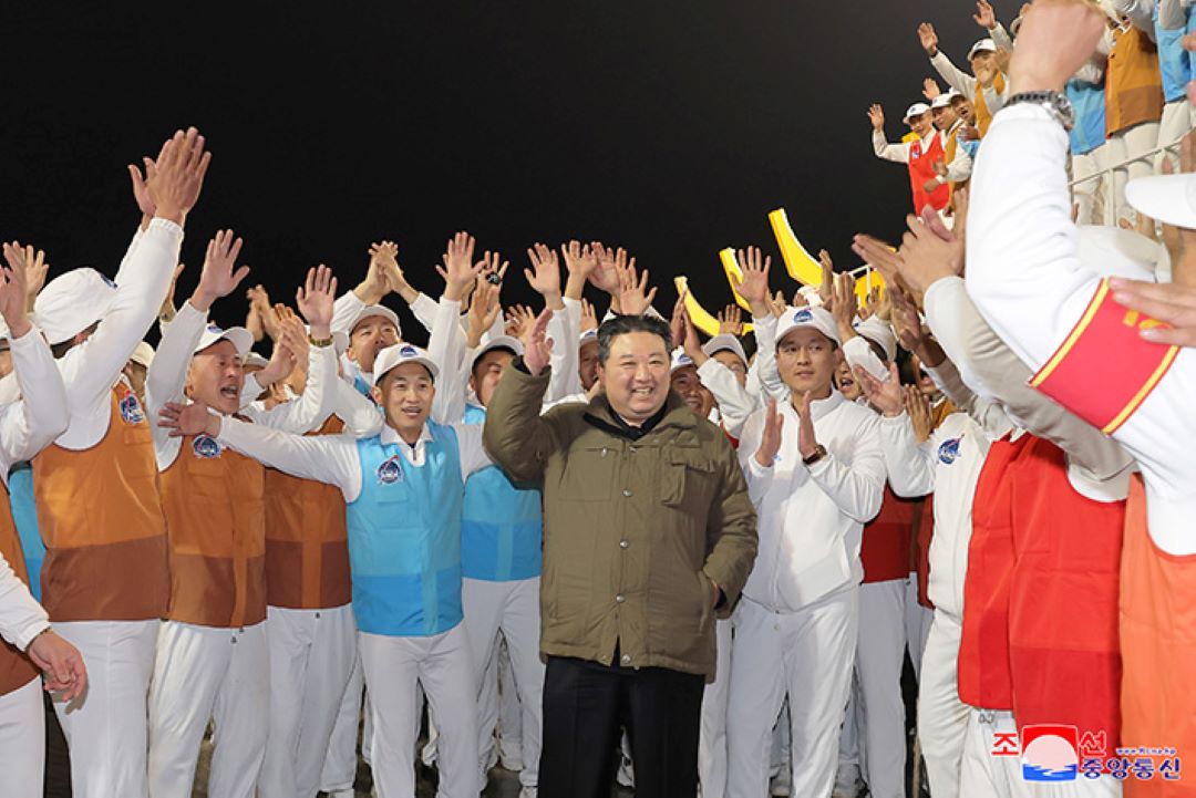 Kim Jong Un, líder da Correia do Norte, acompanhou lançamento. Imagem: KCNA/Reprodução