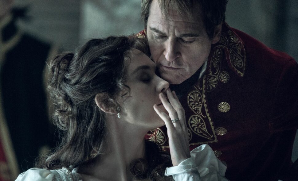 Vanessa Kirby e Joaquin Phoenix em "Napoleão"