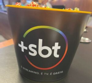 Daniela Beyruti, vice-presidente do SBT, divulgou foto de balde com a marca +SBT