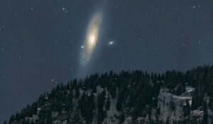 Foto mostra galáxia de Andrômeda atrás do Alpes Suíços