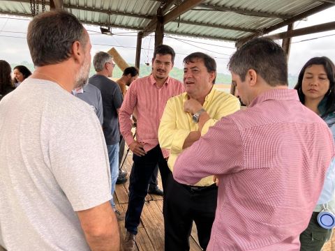 Professor Durval (de amarelo) e equipes em visita a produtor de café e tilápia em Caconde (foto Valéria Costa)