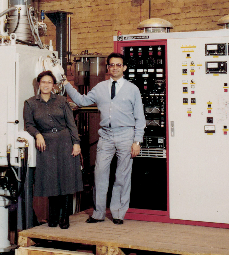 Rosa Conte e Pinatti com um forno de fusão por feixe de elétrons, em 1980, durante visita à empresa Leybold-Heraeus, em Hanau, na Alemanha
