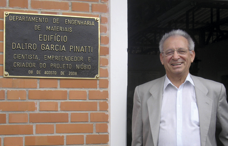 Em 2008, o Departamento de Engenharia de Materiais da EEL homenageou Pinatti