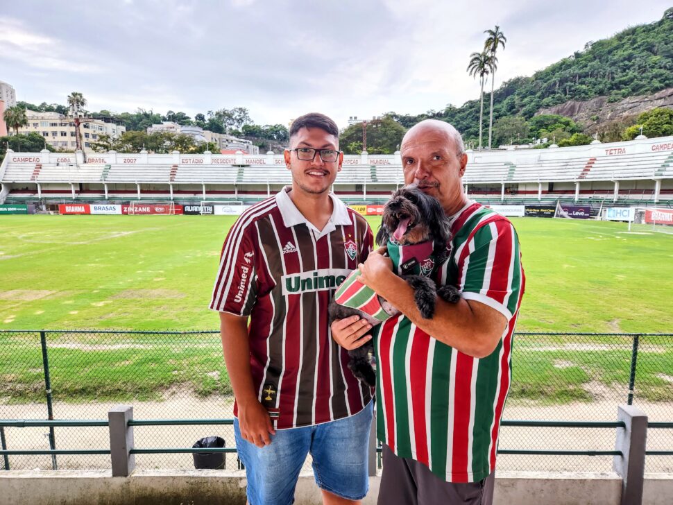 Abraão Torres Barroso (esquerda) e Abraão Moraes Barroso (direita), torcedores do Fluminense, cuidam dos perfis da Pretinha nas redes sociais (Imagem: Bruno De Blasi/Giz Brasil)