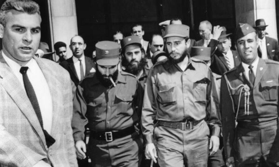 Abril de 1959: O Agente Especial Leo Crampsey do Gabinete de Segurança (SY) (esquerda) acompanha o novo primeiro-ministro de Cuba, Fidel Castro (centro) durante uma visita a Washington, DC, logo após a revolução de janeiro em Cuba