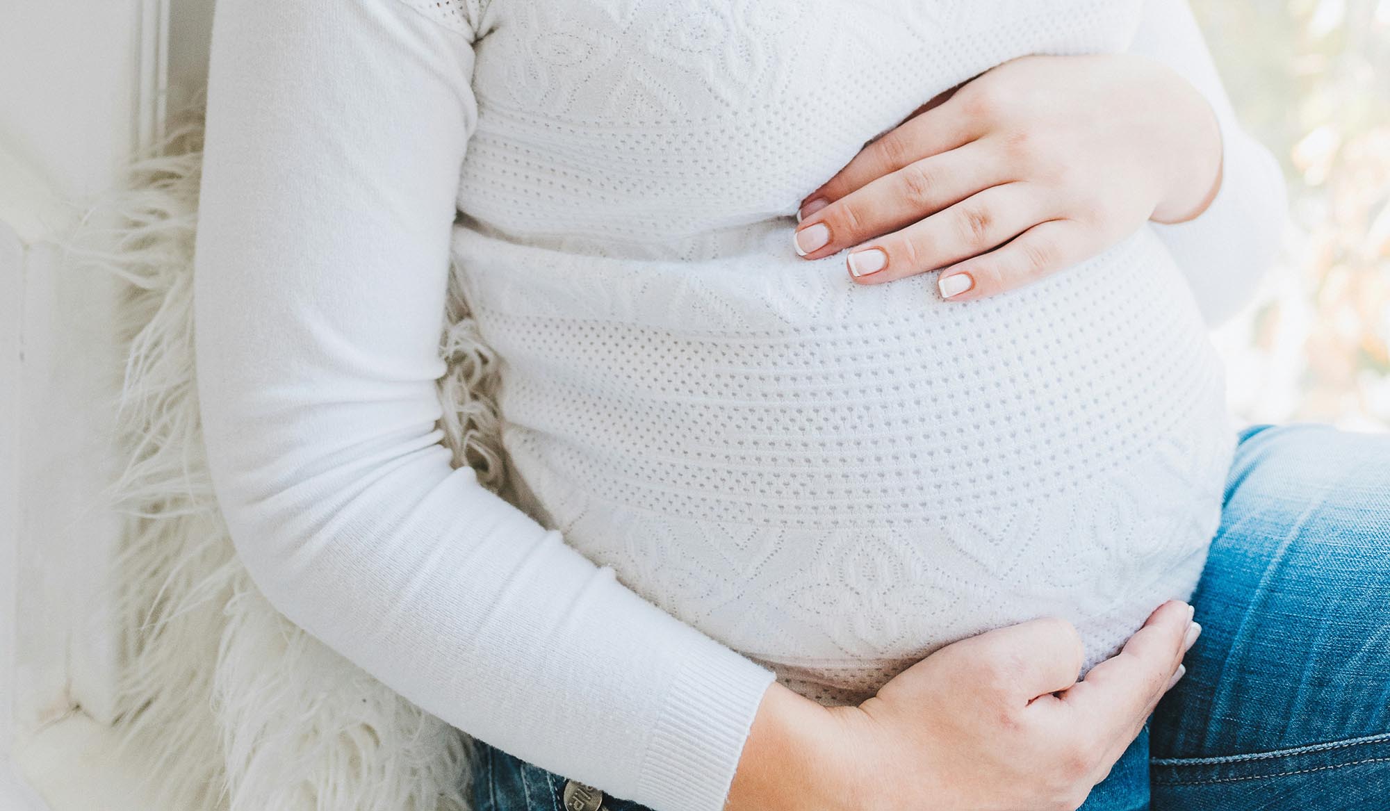 Falar com bebês na barriga estimula o aprendizado do idioma, sugere estudo