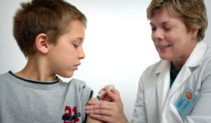 Vacinas reduzem risco de Covid longa em crianças, diz estudo
