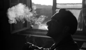 Fumar faz o cérebro encolher de maneira irreversível, diz estudo