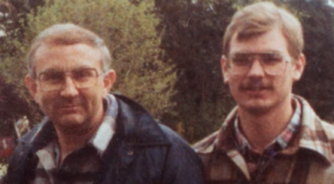 Jeffrey Dahmer ao lado do seu pai, que morreu aos 87 anos em dezembro de 2023