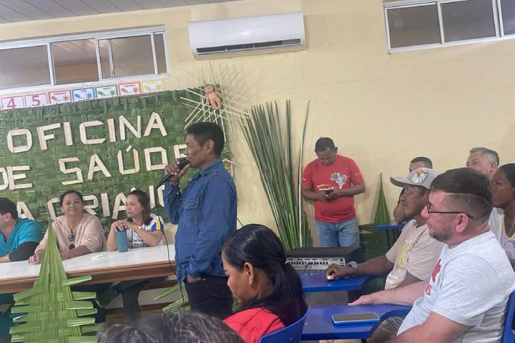 O cacique Gilberto Manoel Ramos (com microfone) explica para a comunidade a importância do soro antiveneno