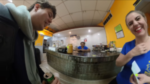 YouTuber americano usou IA para aprender português e testou suas habilidades em restaurantes brasileiros nos EUA.