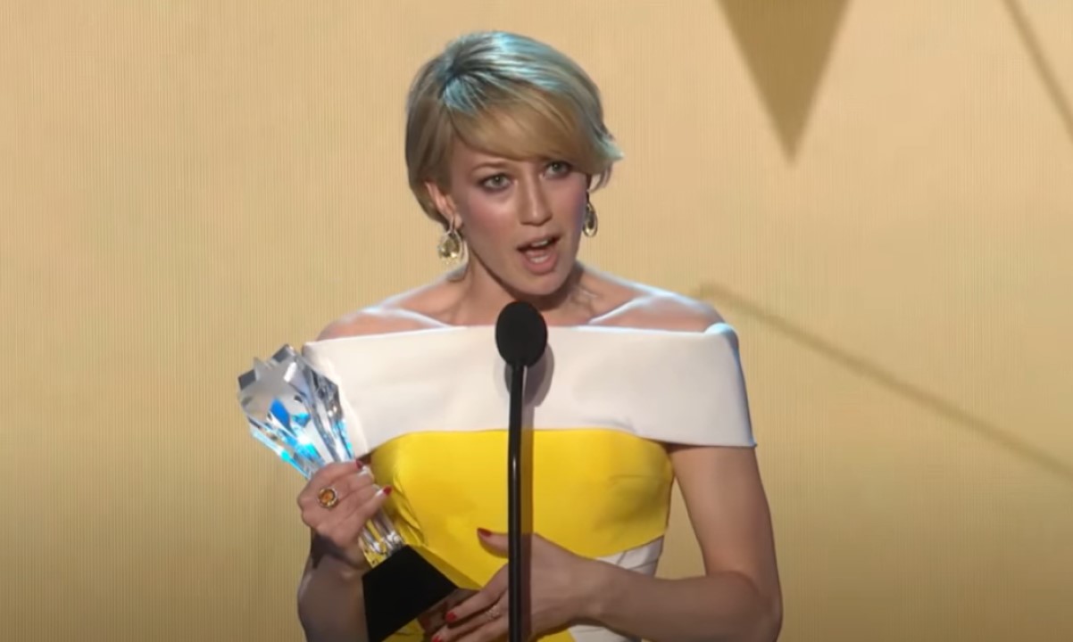 Carrie Coon com o prêmio de Melhor Atriz em Série Dramática do Critics Choice Awards de 2016. 