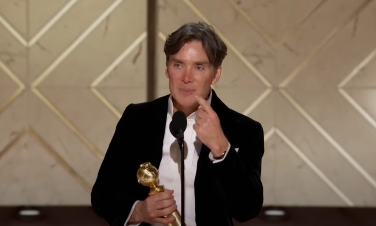 Cillian Murphy ao receber o prêmio de melhor ator em filme de drama do Globo de Ouro 2024