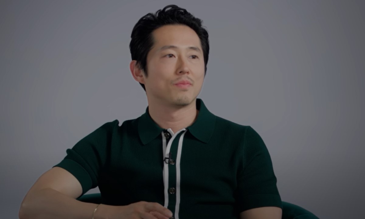 Steven Yeun em entrevista à Variety com Pedro Pascal em 12 de junho de 2023.